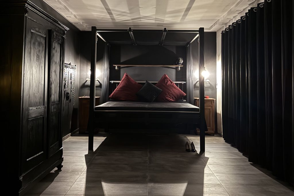 Fessel, Spanking, Bondage Bett für intensive Spiele